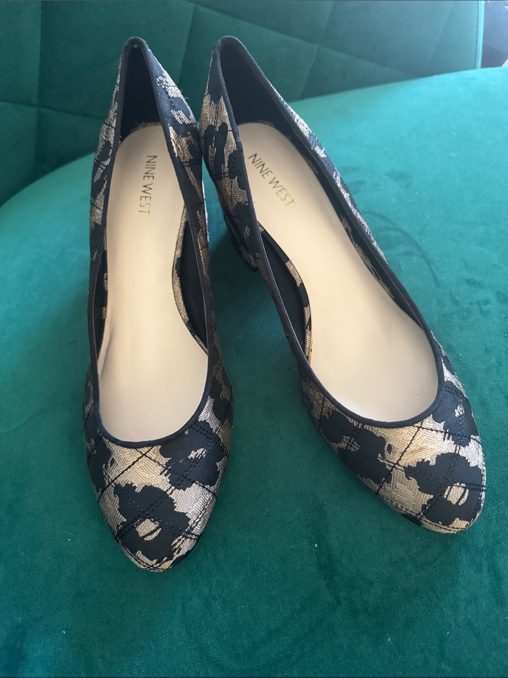 NWOT Nine West Black and Gold Floral Jacquard Pointed-Toe Heels